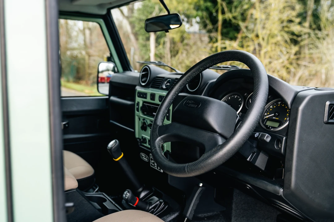 2015 Land Rover Defender 110 - Image 4 of 11