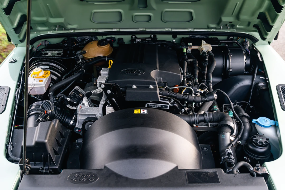 2015 Land Rover Defender 110 - Image 5 of 11