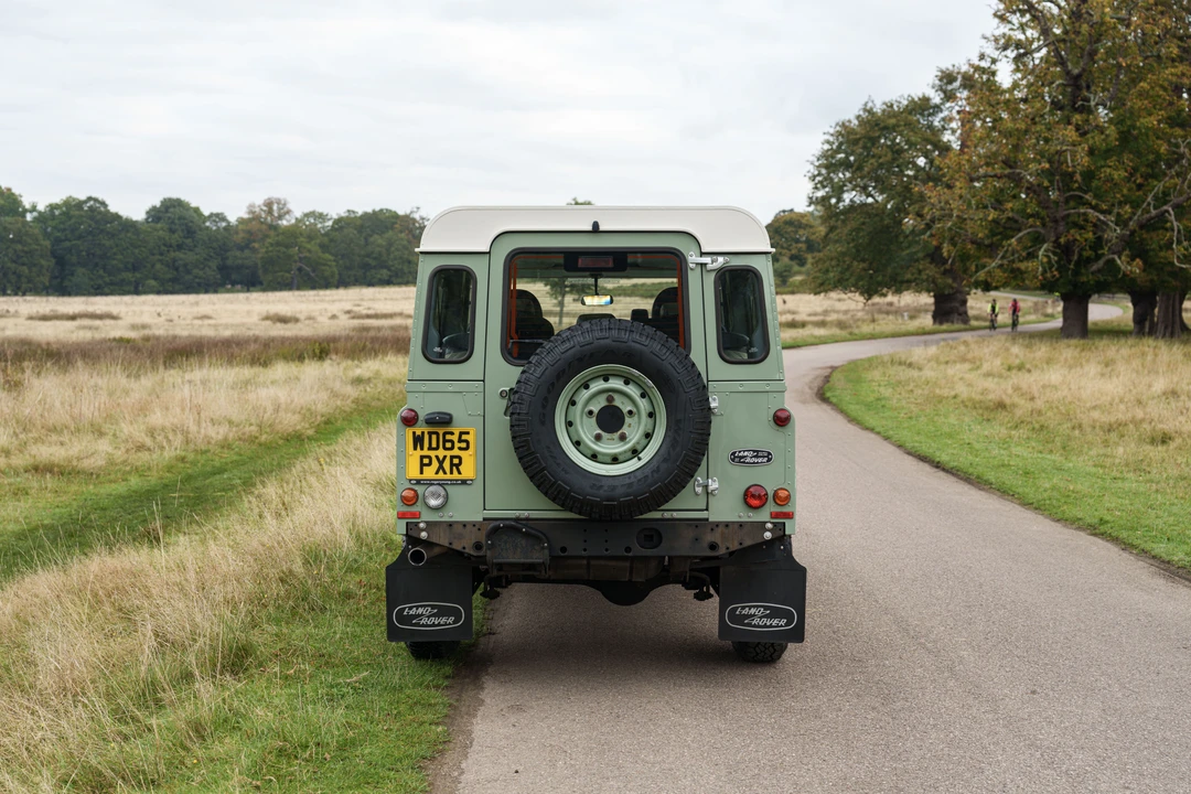 2016 Land Rover Defender 110 - Image 7 of 31