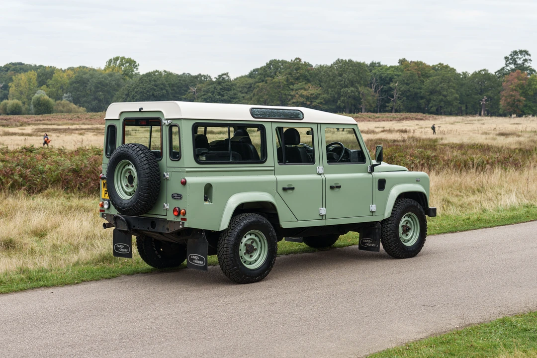2016 Land Rover Defender 110 - Image 6 of 31