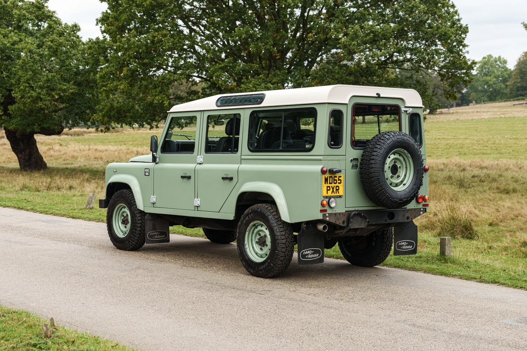 2016 Land Rover Defender 110 - Image 8 of 31