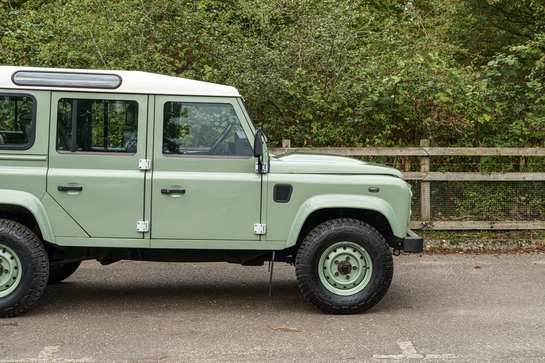 2016 Land Rover Defender 110 - Image 5 of 31