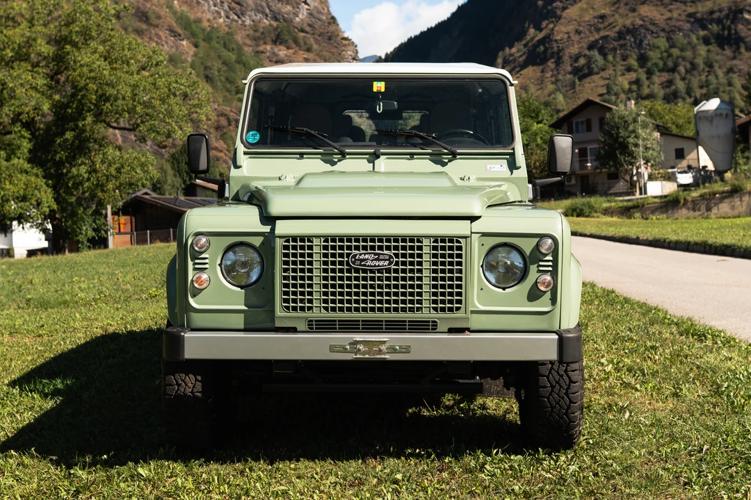 2015 Land Rover Defender 110 - Image 9 of 31