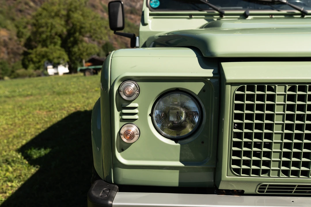 2015 Land Rover Defender 110 - Image 13 of 31