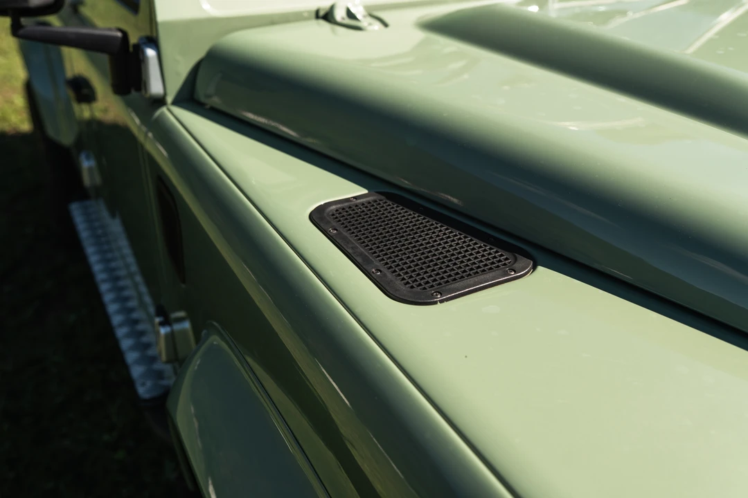 2015 Land Rover Defender 110 - Image 18 of 31