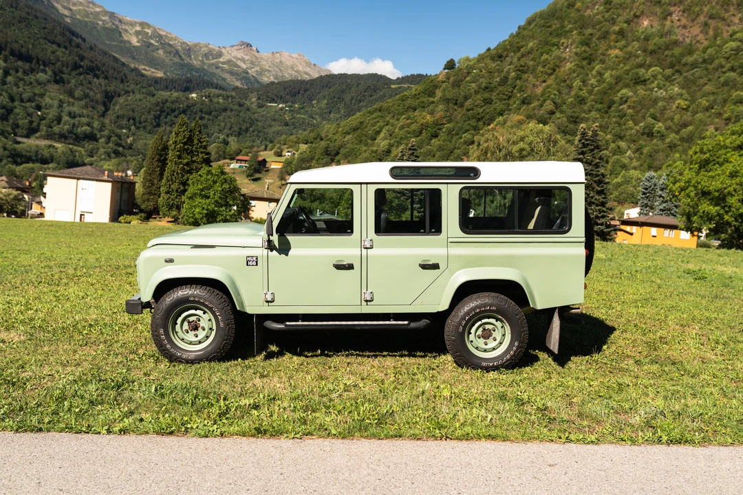 2015 Land Rover Defender 110 - Image 7 of 31