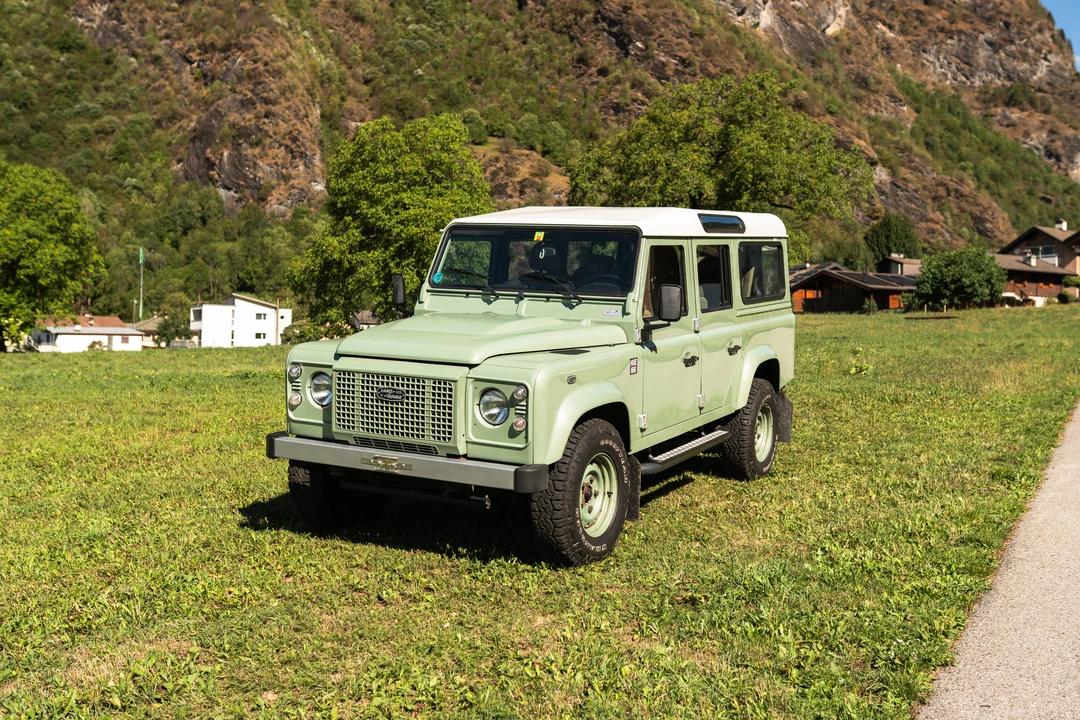 2015 Land Rover Defender 110 - Image 8 of 31