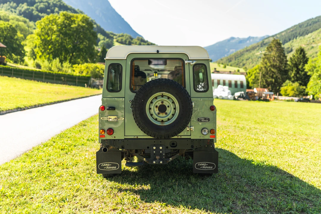 2015 Land Rover Defender 110 - Image 6 of 31