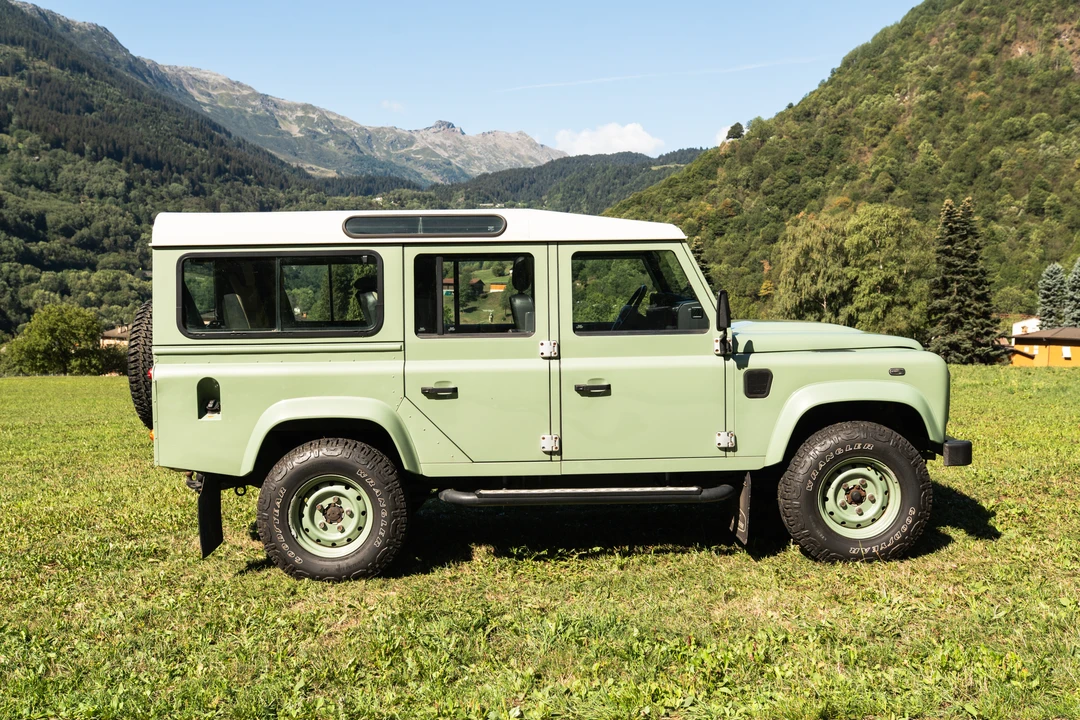 2015 Land Rover Defender 110 - Image 4 of 31