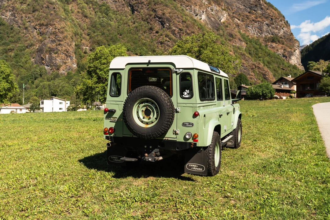 2015 Land Rover Defender 110 - Image 5 of 31