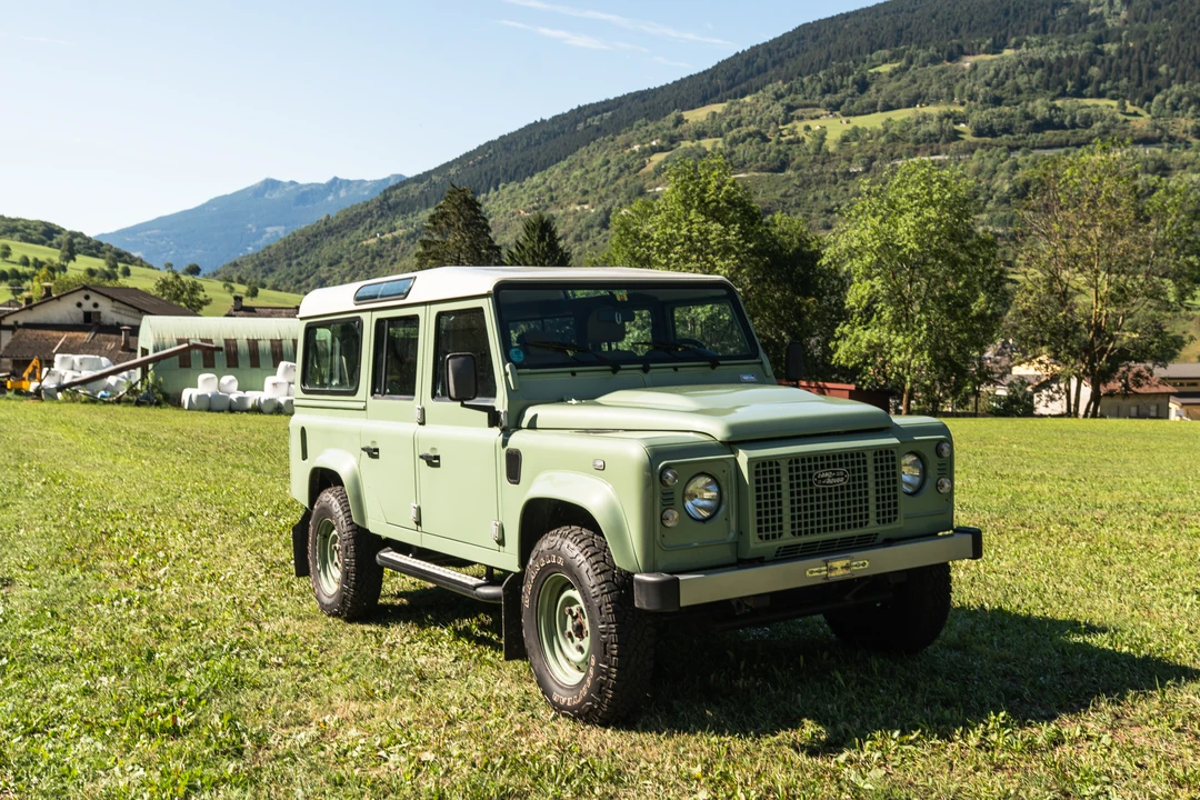 2015 Land Rover Defender 110 - Image 3 of 31