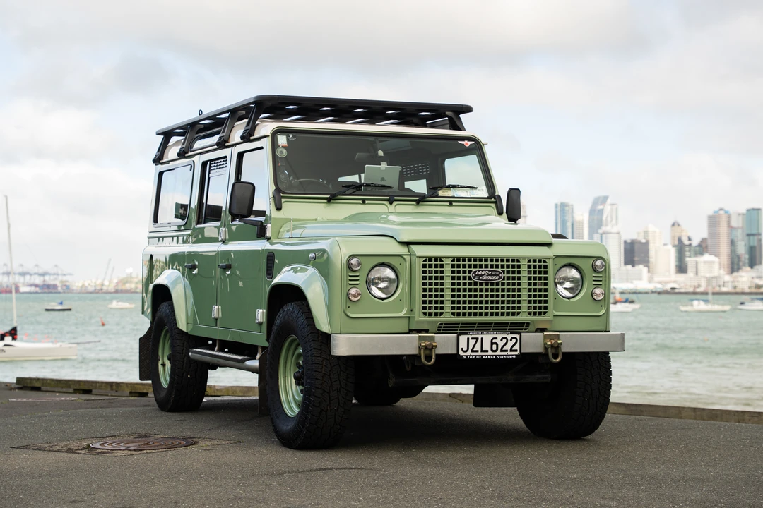 2015 Land Rover Defender 110 - Image 9 of 31