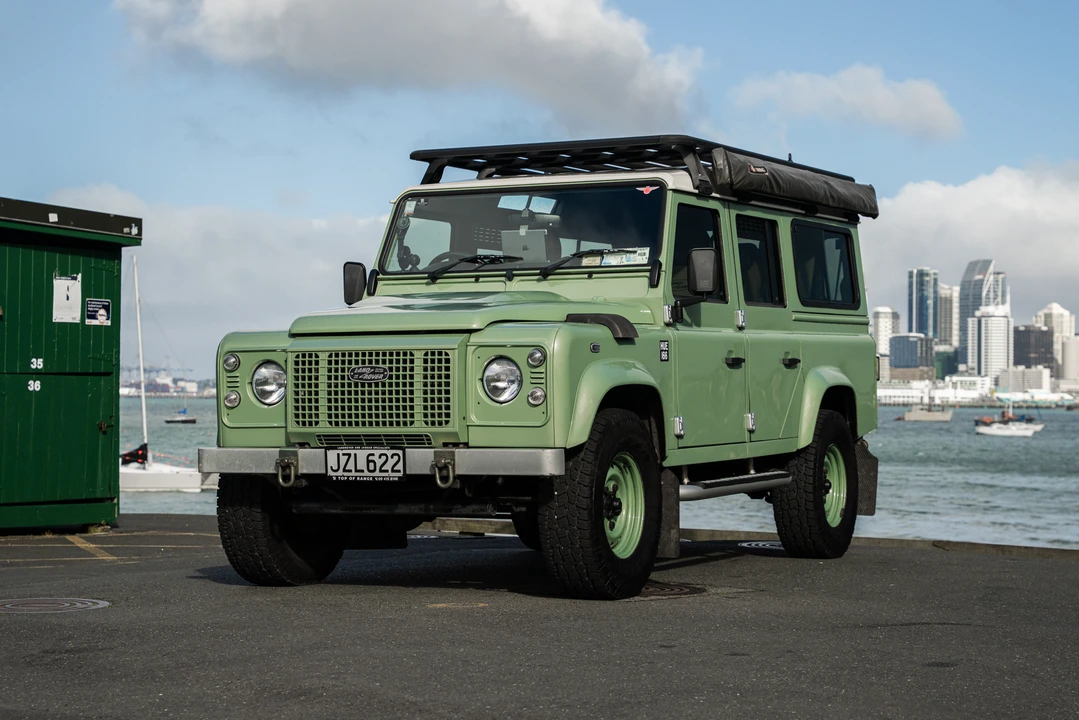 2015 Land Rover Defender 110 - Image 3 of 31