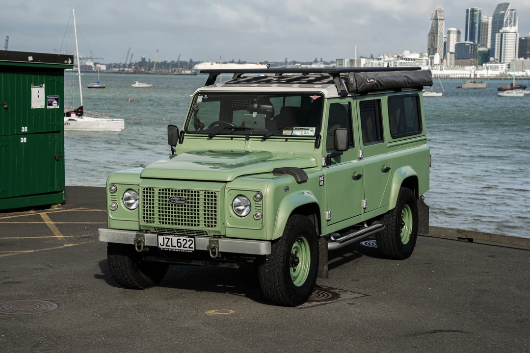 2015 Land Rover Defender 110 - Image 11 of 31