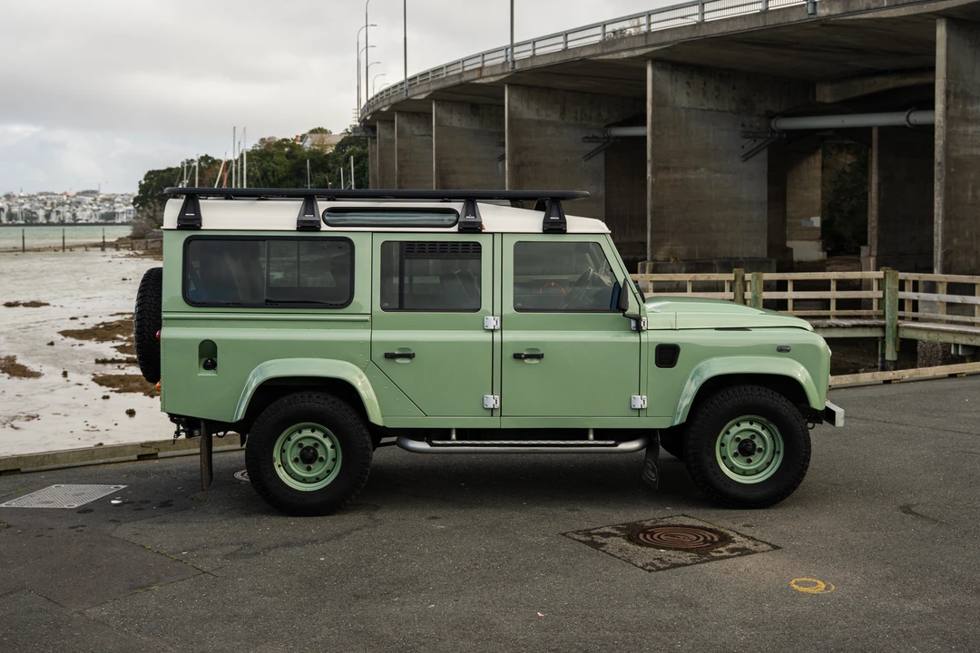 2015 Land Rover Defender 110 - Image 16 of 31