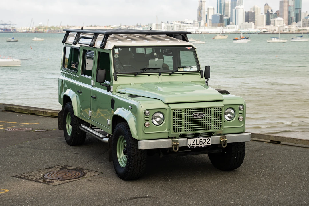 2015 Land Rover Defender 110 - Image 17 of 31