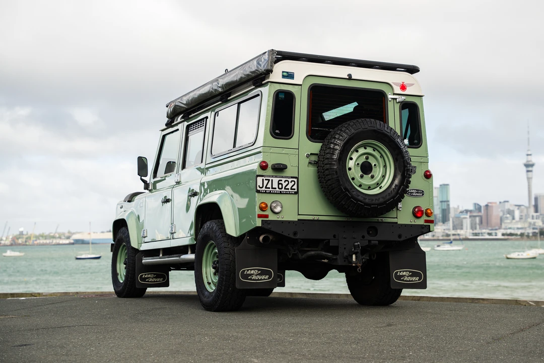 2015 Land Rover Defender 110 - Image 5 of 31