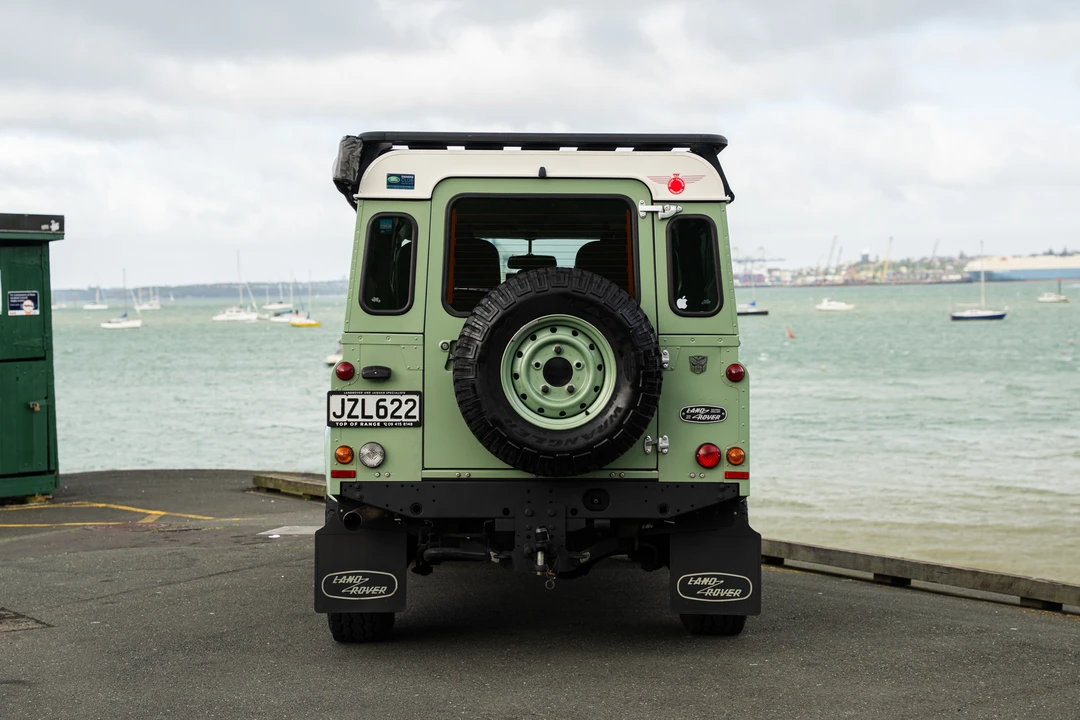 2015 Land Rover Defender 110 - Image 6 of 31