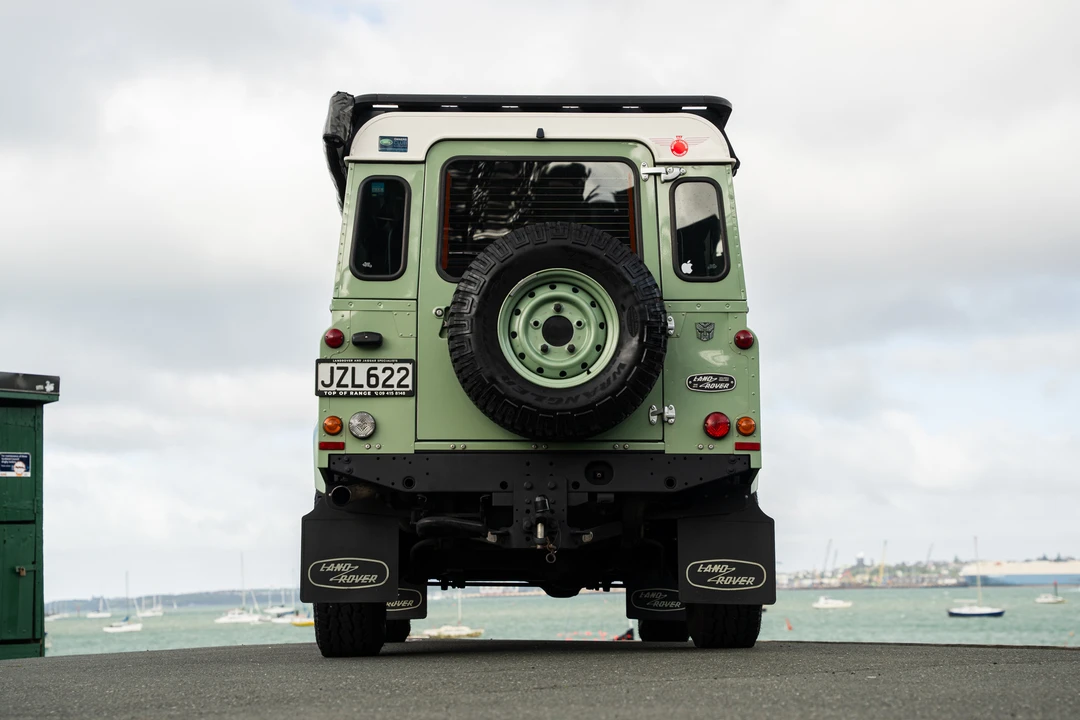 2015 Land Rover Defender 110 - Image 22 of 31