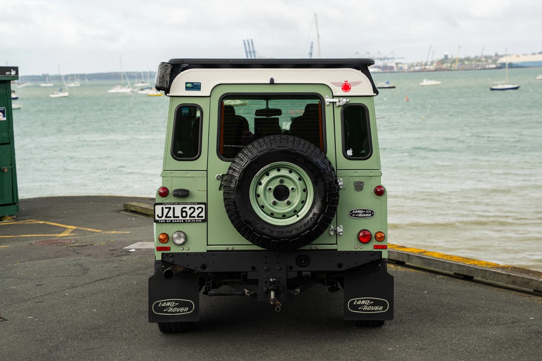 2015 Land Rover Defender 110 - Image 14 of 31