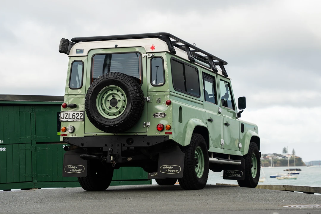 2015 Land Rover Defender 110 - Image 23 of 31