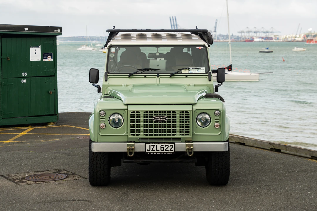 2015 Land Rover Defender 110 - Image 10 of 31