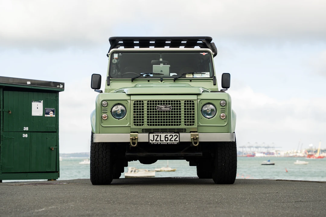2015 Land Rover Defender 110 - Image 18 of 31