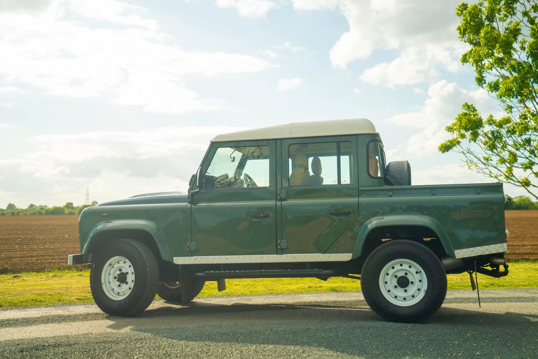 2015 Land Rover Defender 110 - Image 15 of 31