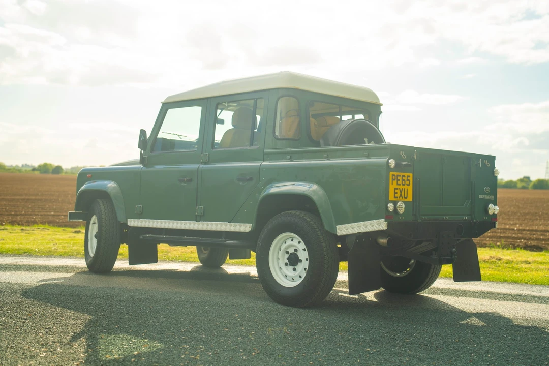 2015 Land Rover Defender 110 - Image 14 of 31