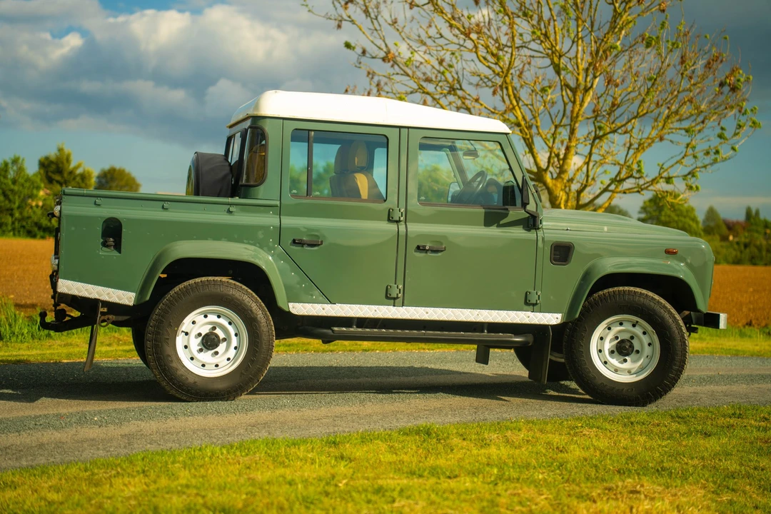 2015 Land Rover Defender 110 - Image 9 of 31