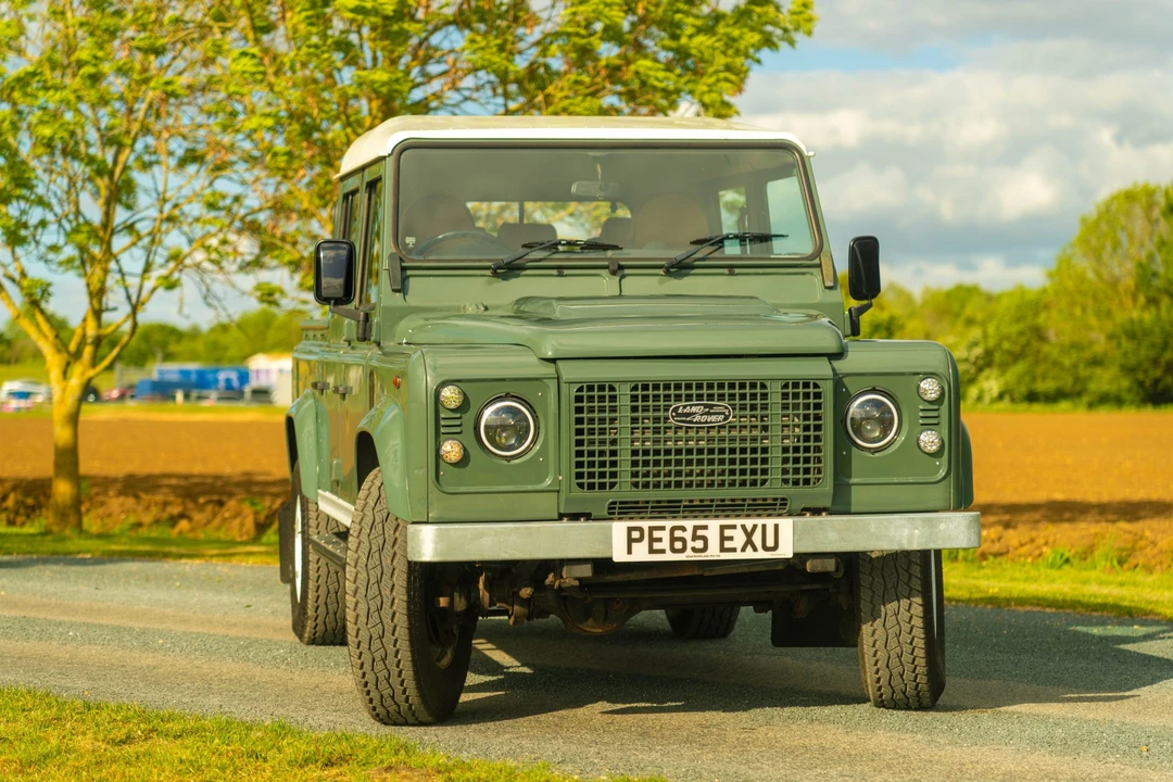 2015 Land Rover Defender 110 - Image 6 of 31