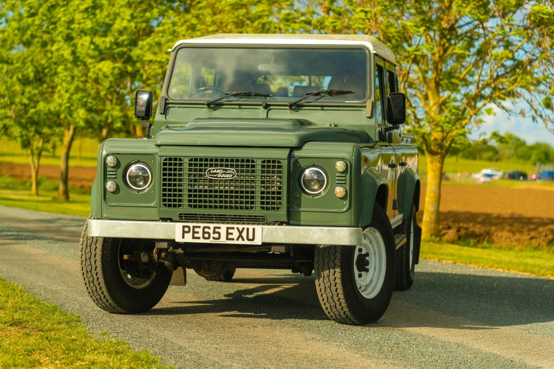 2015 Land Rover Defender 110 - Image 5 of 31