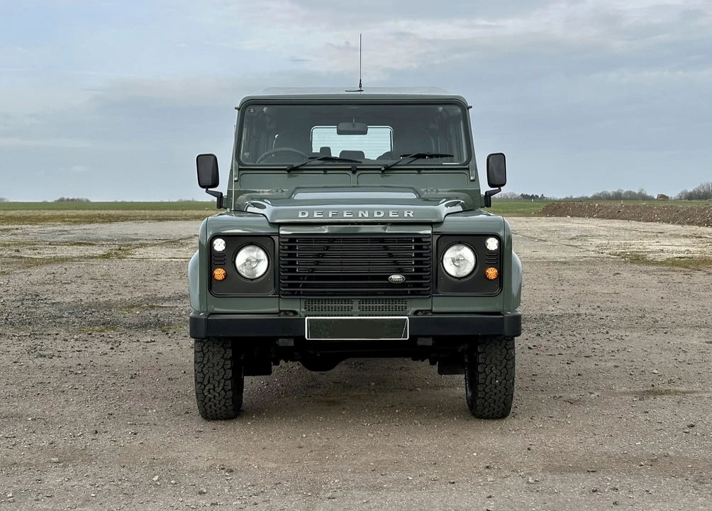2015 Land Rover Defender 110 - Image 2 of 31