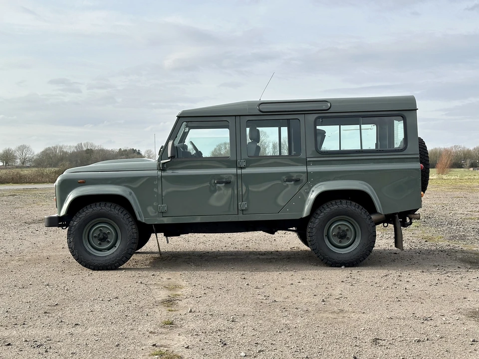 2015 Land Rover Defender 110 - Image 10 of 31