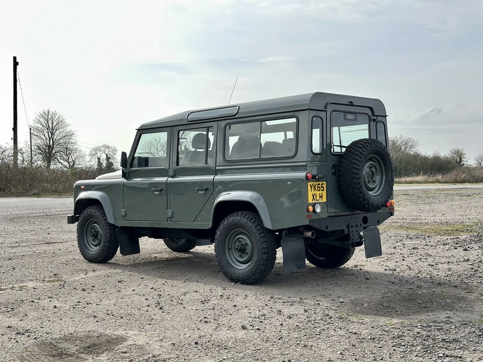 2015 Land Rover Defender 110 - Image 5 of 31