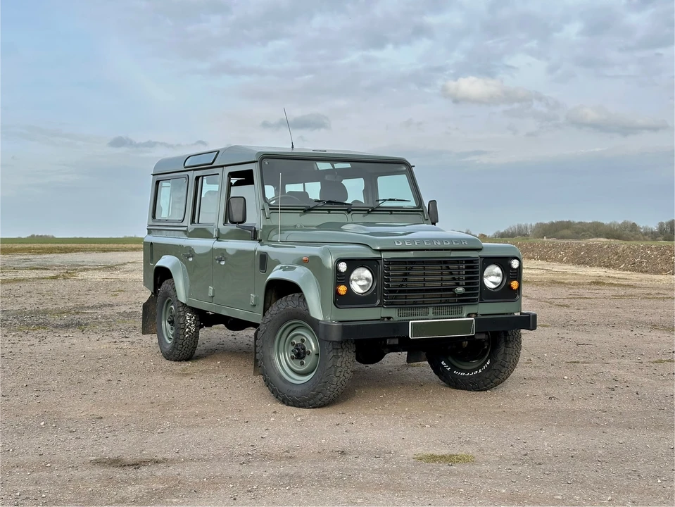 2015 Land Rover Defender 110 - Image 14 of 31