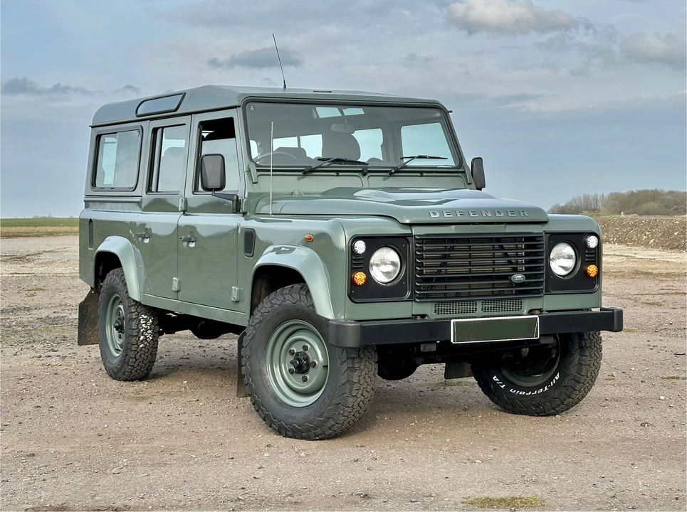 2015 Land Rover Defender 110 - Image 15 of 31
