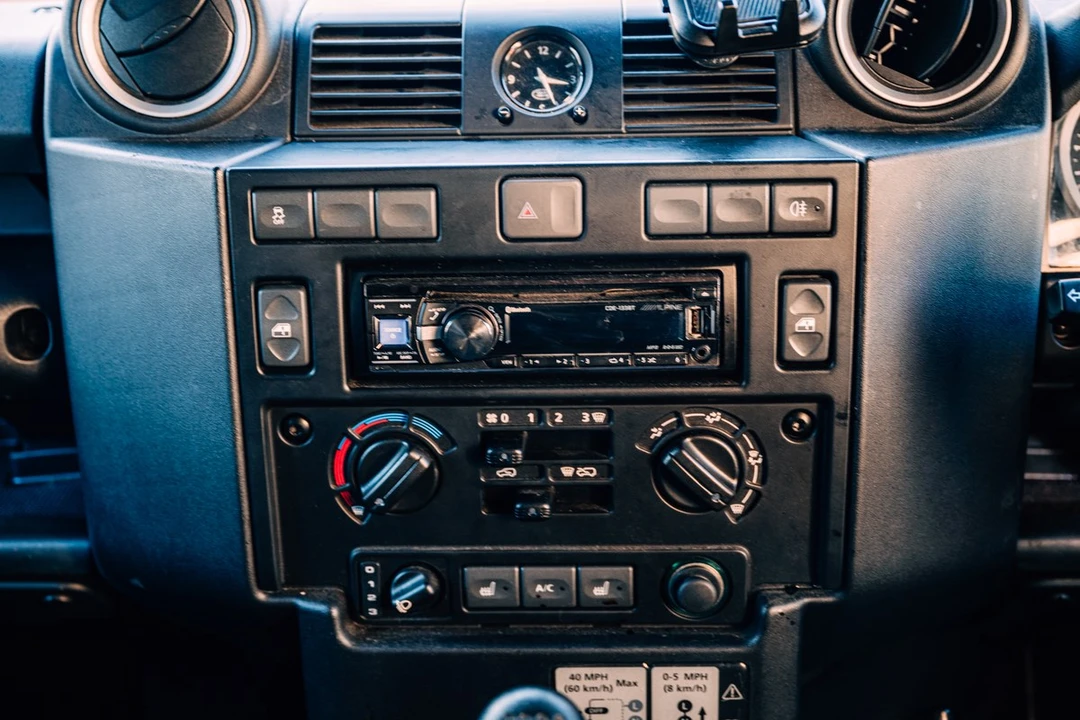 2015 Land Rover Defender 110 - Image 22 of 30
