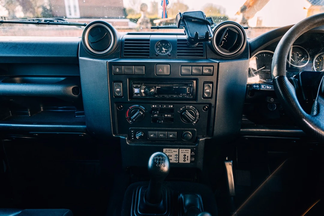 2015 Land Rover Defender 110 - Image 18 of 30