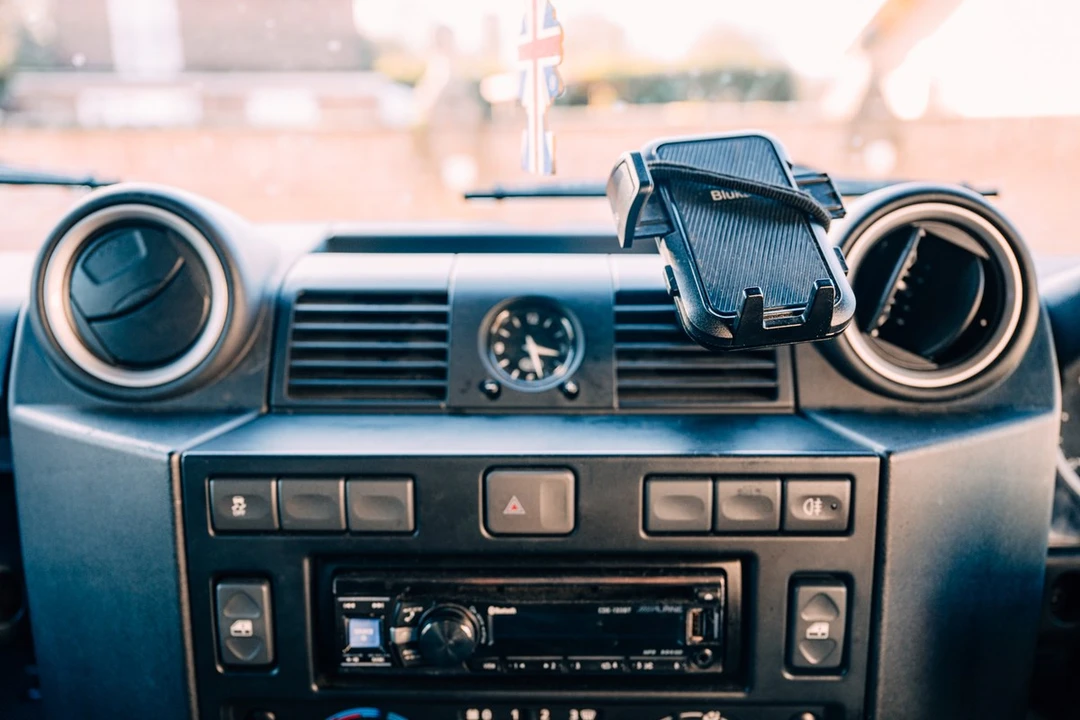 2015 Land Rover Defender 110 - Image 25 of 30