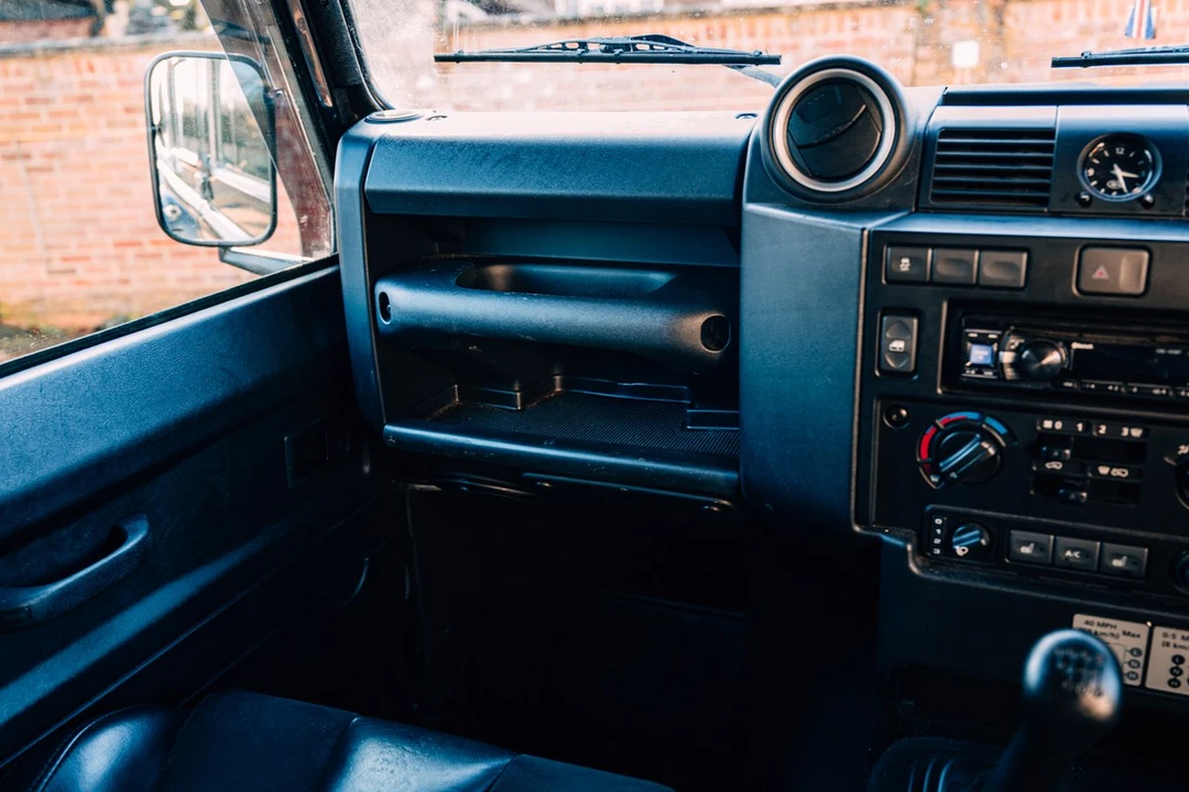 2015 Land Rover Defender 110 - Image 21 of 30