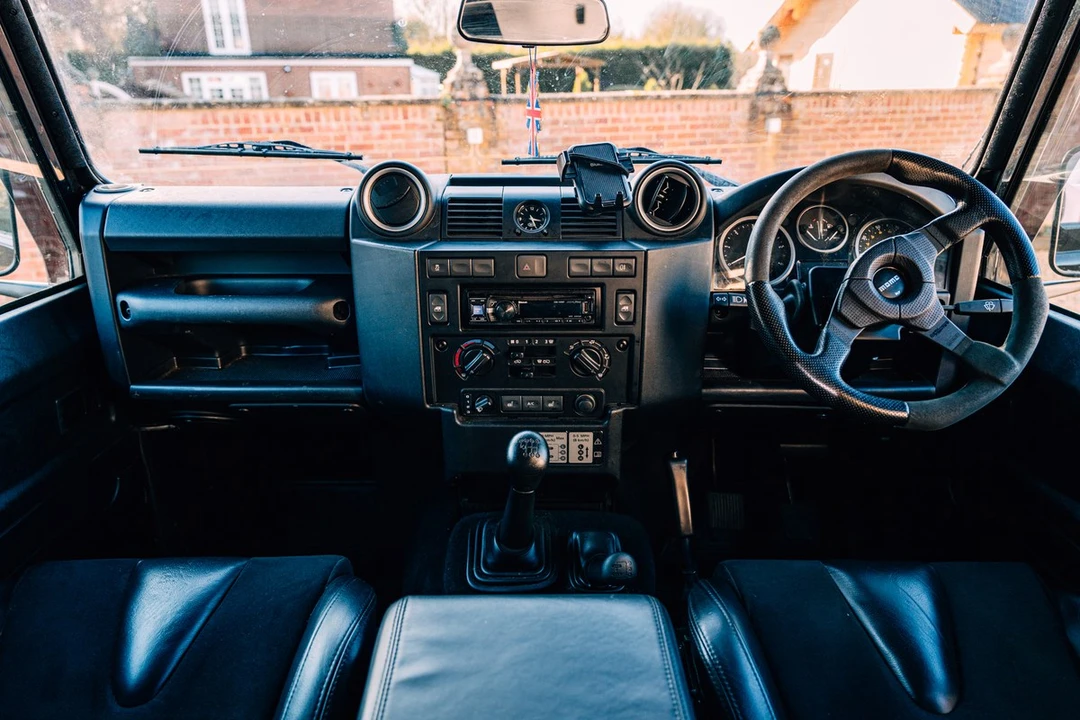 2015 Land Rover Defender 110 - Image 17 of 30
