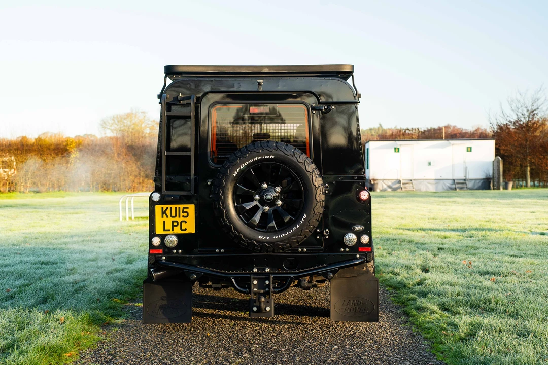2015 Land Rover Defender 110 - Image 6 of 31