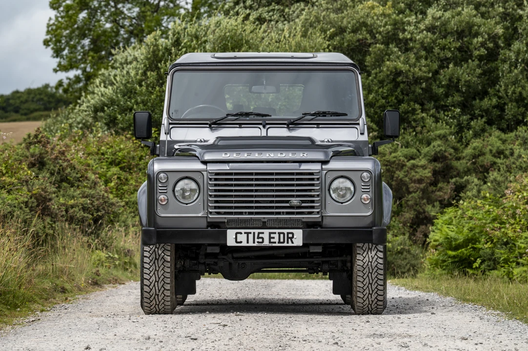 2015 Land Rover Defender 110 - Image 9 of 31