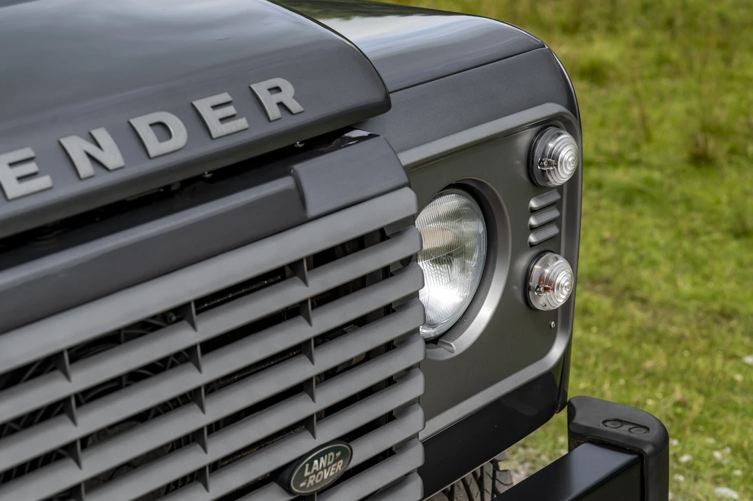 2015 Land Rover Defender 110 - Image 14 of 31
