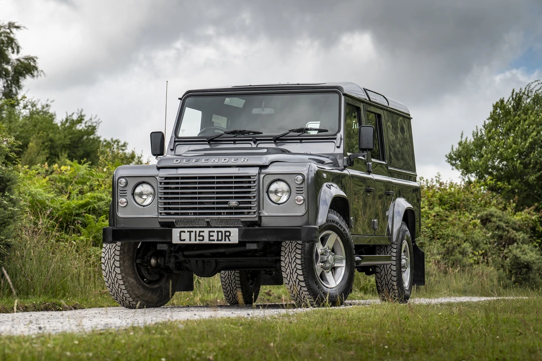 2015 Land Rover Defender 110 - Image 8 of 31