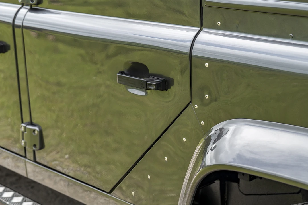 2015 Land Rover Defender 110 - Image 16 of 31