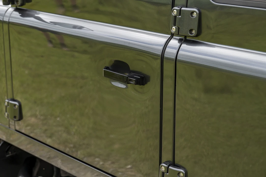 2015 Land Rover Defender 110 - Image 17 of 31