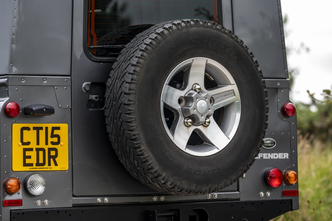 2015 Land Rover Defender 110 - Image 19 of 31