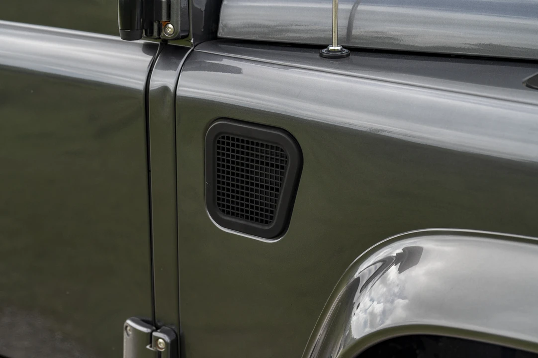 2015 Land Rover Defender 110 - Image 25 of 31